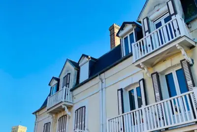 Image de Superbe appartement à 2 pas de la plage.