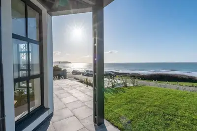 Image de Azure Bay - Trois Chambres Appartement, Couchages 6