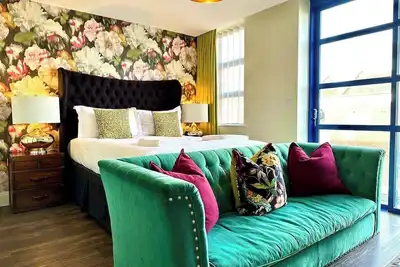 Chic Modern Apartment Suite - Free Parking & WiFi!
