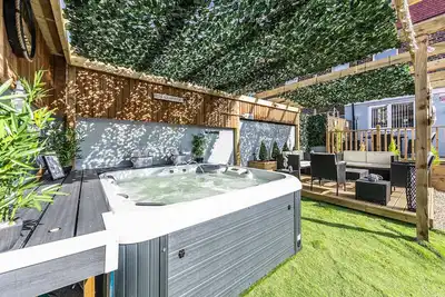 Image de Stunning house close to the stadium + Hot tub!