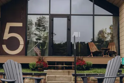 Image de Unique and modern Leisure Lake Chalet #5 w/ Fishing, Paddle Boats, Photoshoots