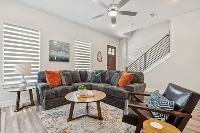 Tch - Spacious 3bd/2. 5ba in Dallas with Workspace