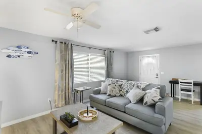 Image de 10 Minutes to the Beach!