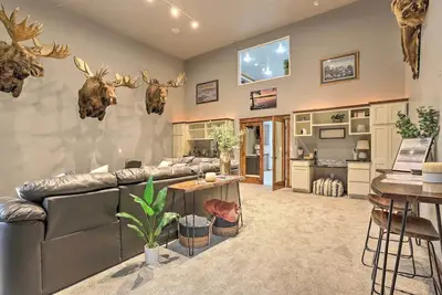 Image de Spacious lake front apartment with boat launch and private dock.