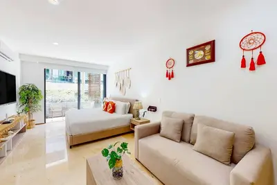 In the heart of paradise retreat with a balcony - pool, hot tub, and gym access