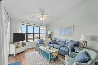 Image de Lovely canal front condo with pool, kitchen, washer/dryer, Tv, & board games