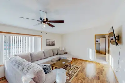 Image de Brilliant home with mountain view, sauna, hot tub, wood stove, pool table