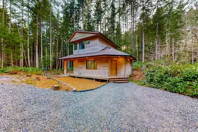 Image de Dog-friendly quiet woodland cabin with a porch, near downtown Langley