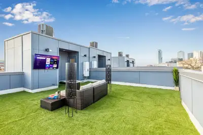 Image de Upscale 2br 4story Condo Downtown Dallas w/ Rooftop Terrace & Skyline View