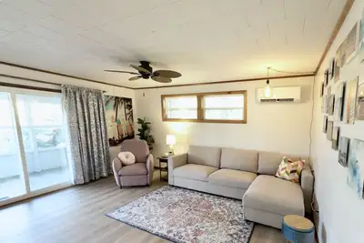 Image de Surf Side Bungalow- Ocean front with 3 story deck