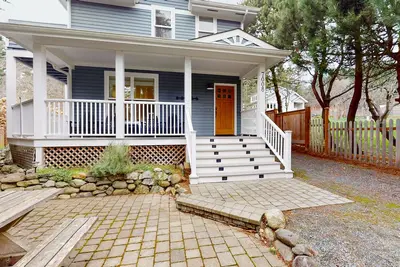 Walkable Bay-view home with large yard, firepit & washer/dryer - pier access