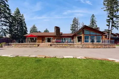 Image de Exquisite lakefront home with hot tub, dock, firepit, full kitchen, & W/D