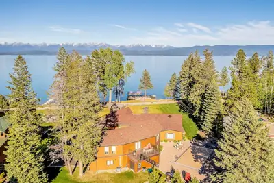 Image de Inviting lakefront homes w/hot tub, dock, Living Room, firepit, & washer/dryer