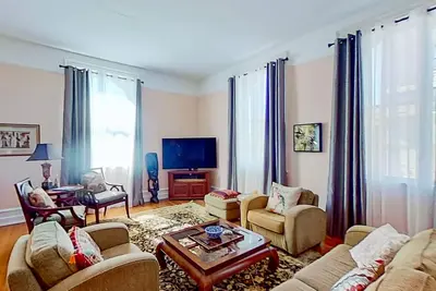 Image de Iconic river-view condo with Ac, W/D, & historic charm - dog-friendly