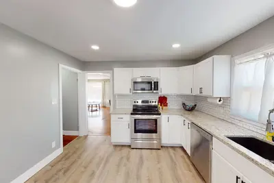 Image de 7 bed 3 bath fully renovated home that boasts 2 living rooms, a Must see! ! !