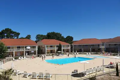 Bel appartement pour 4 personnes avec piscine, Wifi, Tv, terrasse, animaux admis et parking