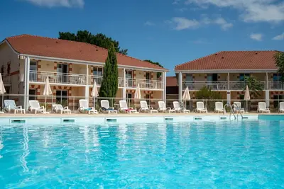Confortable appartement pour 6 personnes avec piscine, Wifi, Tv, terrasse, animaux admis et parking
