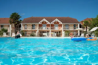 Agréable appartement pour 8 personnes avec piscine, Wifi, Tv, terrasse, animaux admis et parking