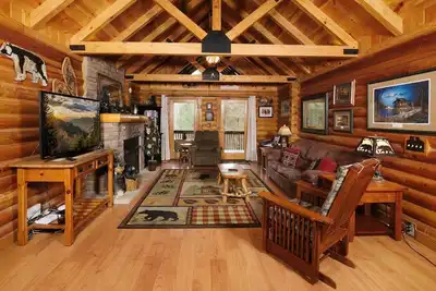 Image de Dancing Bear - Relax in the hot tub among the trees!