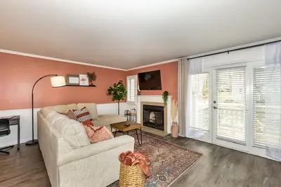 Image de Peaceful Spa Villa Getaway - Hot Tub - 3 minutes to Mohegan Sun Casino