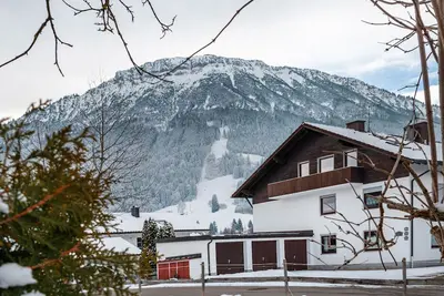 Image de Appartement 'Breitenbergblick' avec vue sur les montagnes, balcon et Wi-Fi.