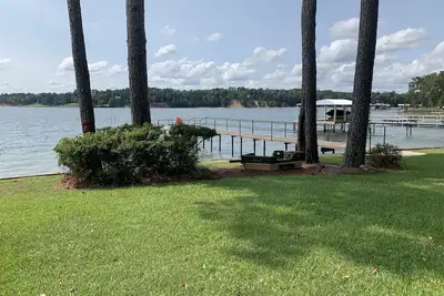Image de Beautiful 2br/2. 5 Ba - Lakefront, Private Dock & Boat Ramp. Starlink Internet.