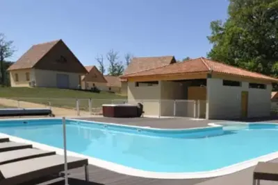 Image de Maison dans un parc de vacances avec piscine