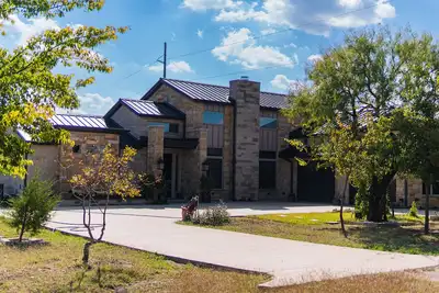 Image de Large Modern home nestled in Alvarado! Hot Tub & Theater