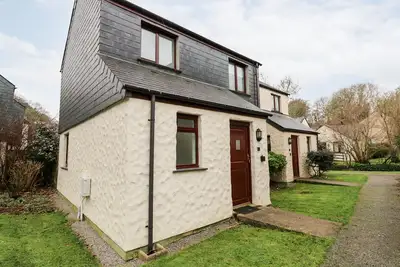 Surfers Retreat, pet friendly, with pool in Falmouth
