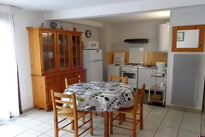 Image de Appartement F2 avec balcon, 200m des cures, proche commerces, tout équipé, charges en sus