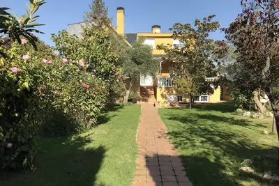 Image de New, quiet, bright, fully equipped apartment with garden and pool
