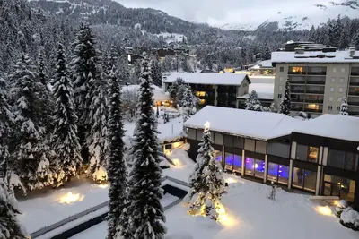 Image de Indoor pool, sauna, outdoor pool, tennis court, covered parking lot, fitness room