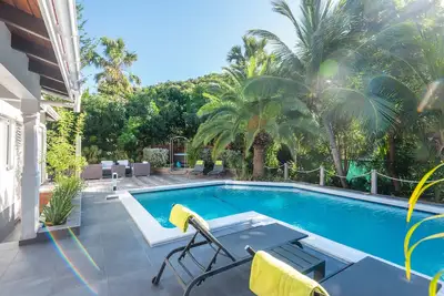 Image de Plage à 2 minutes à pied, deck privé, tranquilité