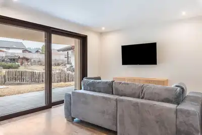 Image de Appartement \"Villa Lara Zirbe\" avec vue sur les montagnes, terrasse privée et Wi-Fi.