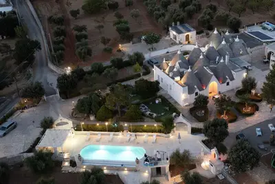 Image de Appartement 'Trullo Suite In Masseria' avec piscine partagée, Wi-Fi et climatisation.