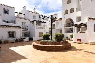 Image de Appartement \"Los Flamencos Manilva Apartment\" avec vue sur la mer, Wi-Fi et climatisation.