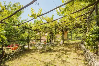 Image de Appartement \"Agriturismo Il Filo Di Paglia\" avec vue sur les montagnes, jardin partagé et Wi-Fi.