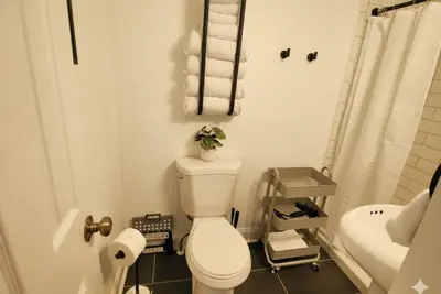 Image de The Turquoise Oasis: A Serene 6br Near Cleveland Clinic