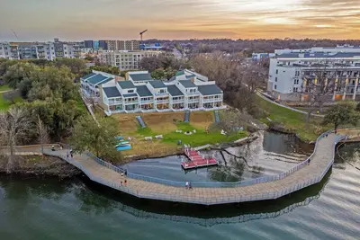 Image de Lakefront | Shared Pool | Firepit | Near Downtown!