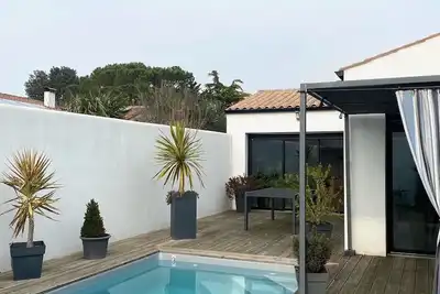 Image de Contemporary with swimming pool near the beach