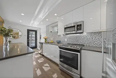 Image de Luxury Modern Two Bedroom Located near Commercial Drive