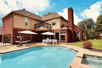 Image de Stylish 5-Br Villa w/ Pool & Hot Tub - 5 min from the lake!