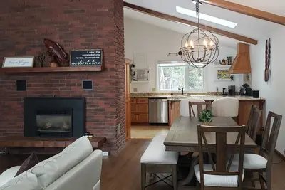 Image de Stunning Lakehouse with all the luxuries of home