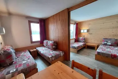 Image de À 30m des pistes de ski, 1er étage, terrasse, télévision, casier à ski, 27m², Montchavin La Plagne