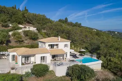 Image de Omolos House - Cinq Chambres Villa, Couchages 10