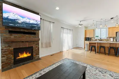 Image de Spacious & Clean 5-Bedroom Retreat| Fresh Interior Paint | Family Friendly