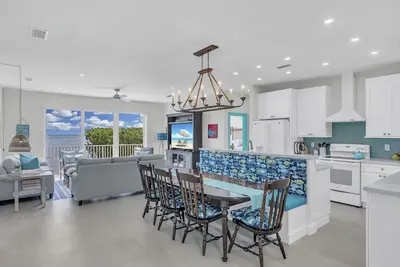 Image de Oceanfront Family Retreat - Stunning Views Lindsay Landing! Beach/Pool Access!