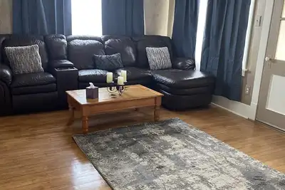 Image de Charming house walking distance to restaurants -1. 7 miles to beach!