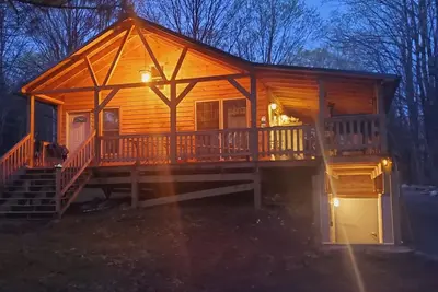 Image de Newly built cabin in cozy wooded setting