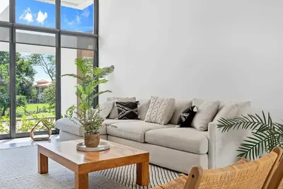 Image de Large Home + Right in town + BBq +great Wi-Fi